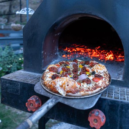 Stayvista At Floradale W Jacuzzi & Wood-Fire Pizza Kasauli Dış mekan fotoğraf