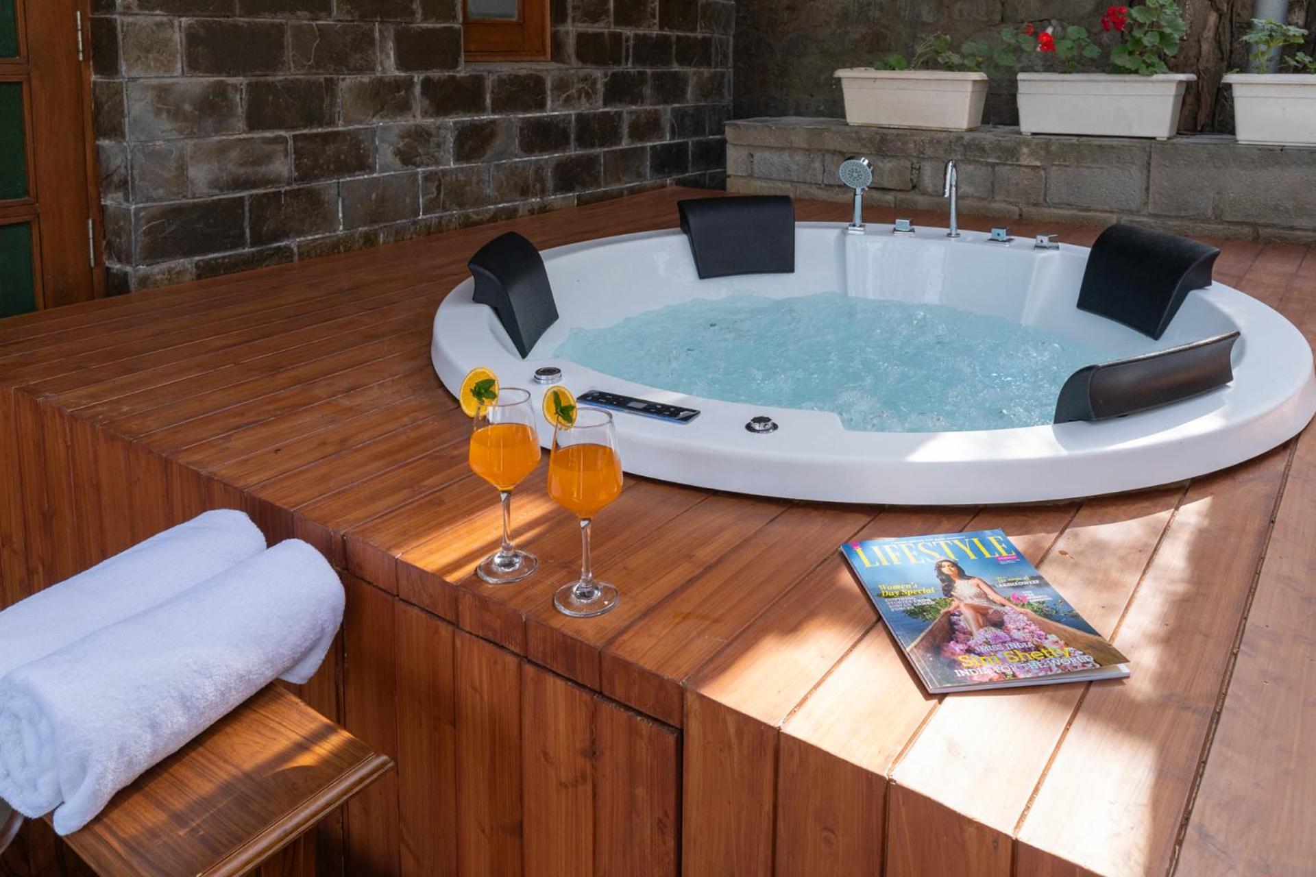 Stayvista At Floradale W Jacuzzi & Wood-Fire Pizza Kasauli Dış mekan fotoğraf