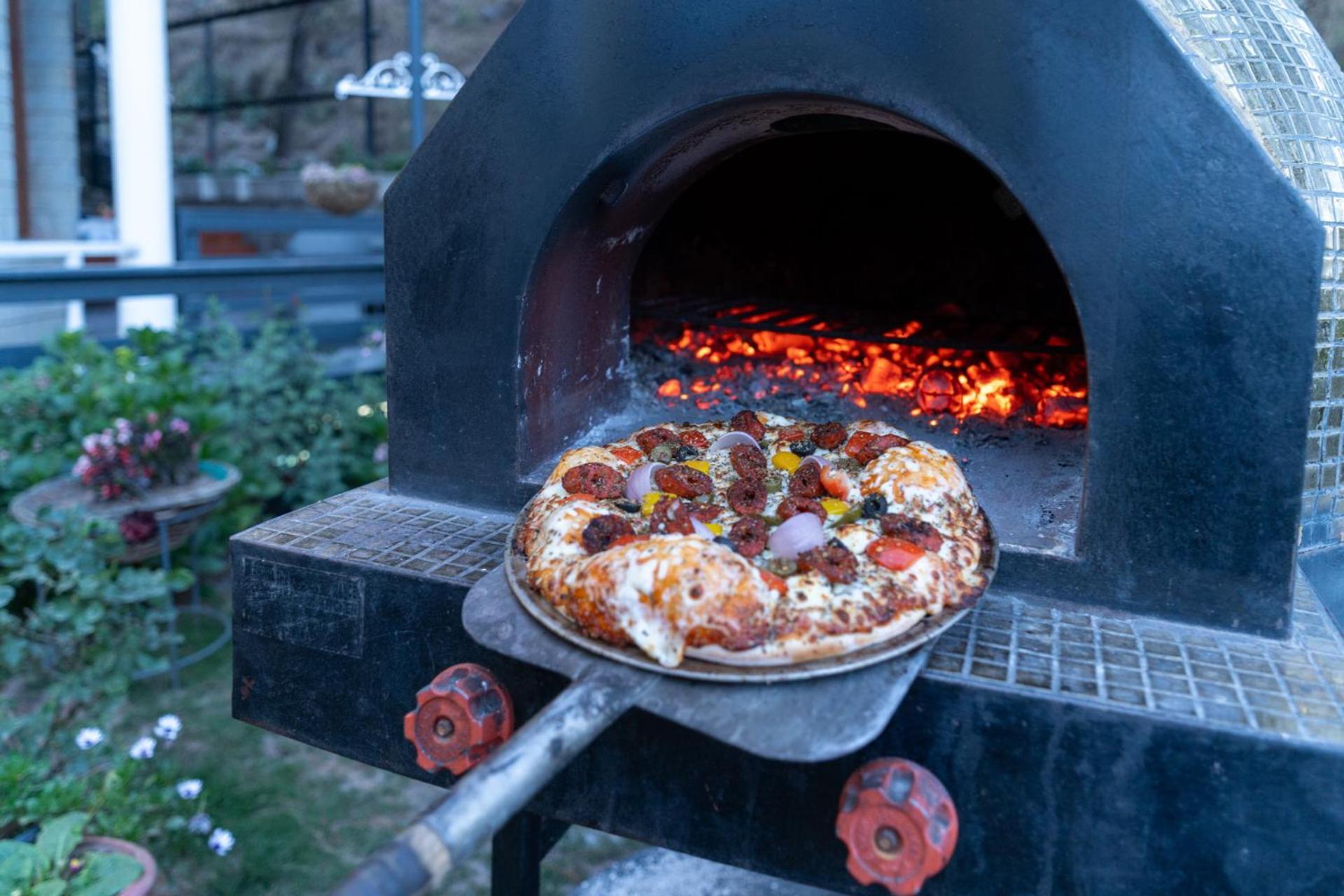 Stayvista At Floradale W Jacuzzi & Wood-Fire Pizza Kasauli Dış mekan fotoğraf