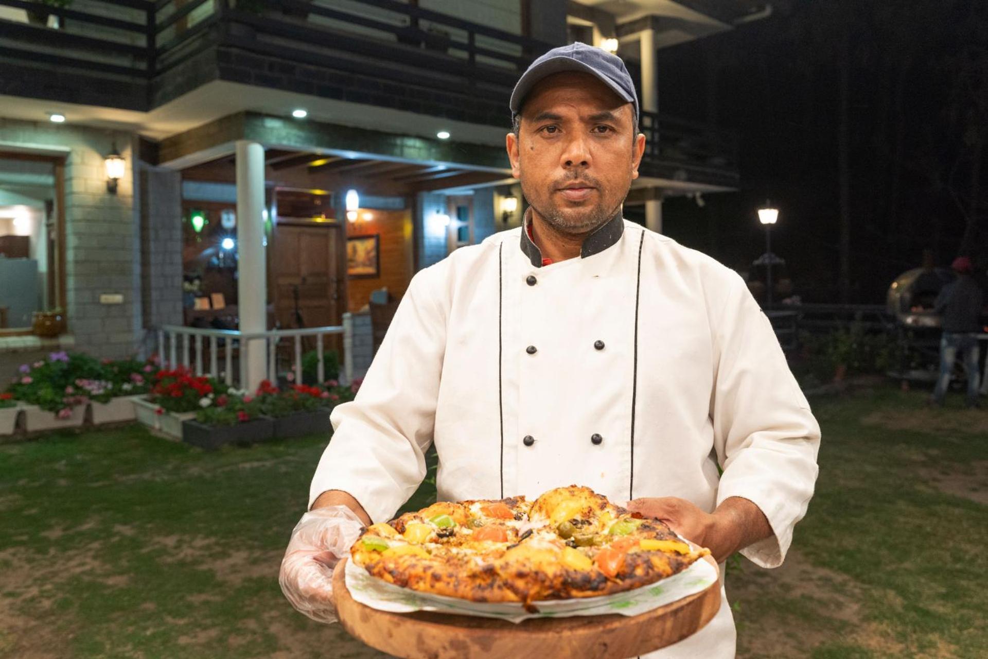 Stayvista At Floradale W Jacuzzi & Wood-Fire Pizza Kasauli Dış mekan fotoğraf
