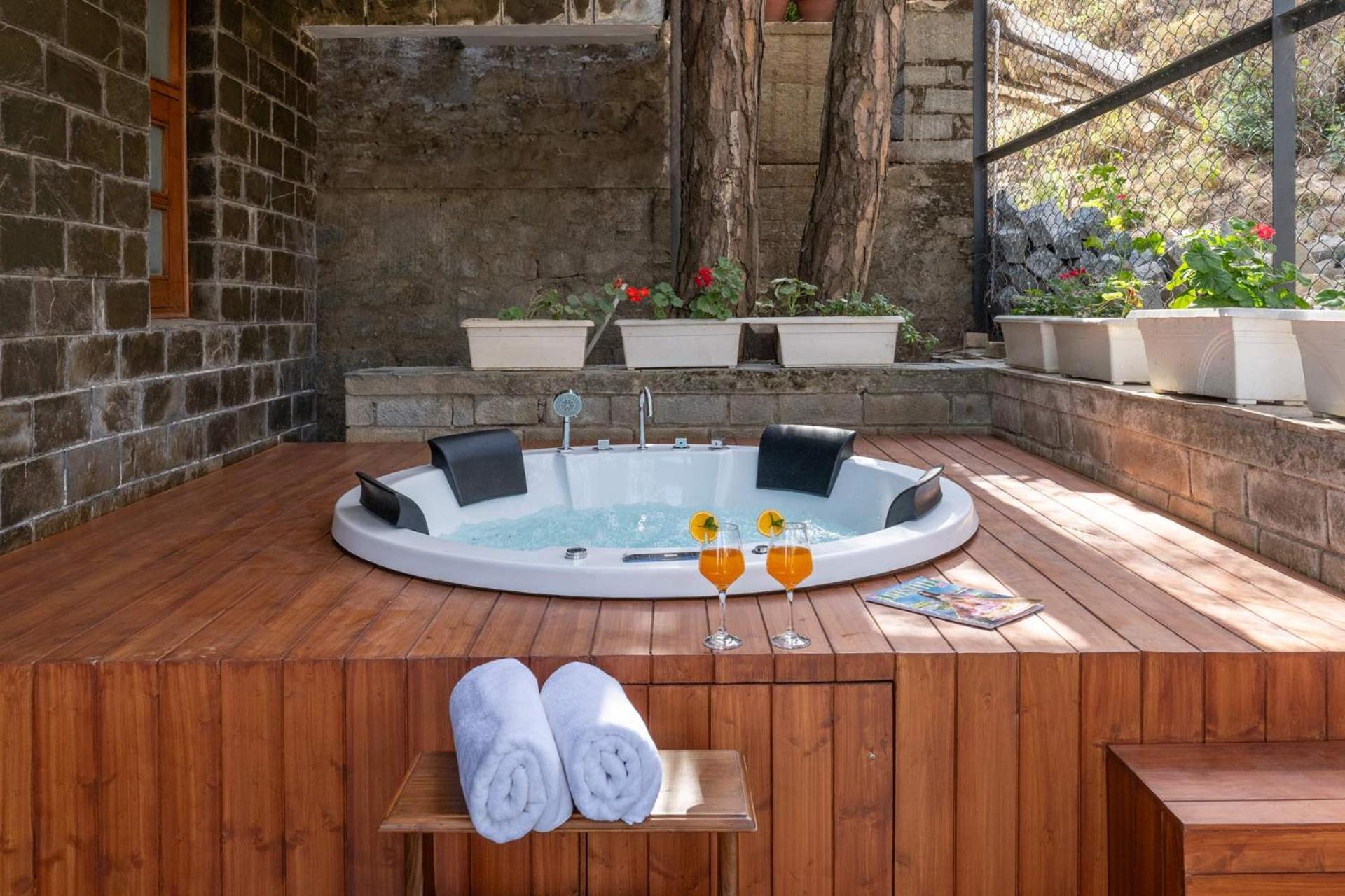 Stayvista At Floradale W Jacuzzi & Wood-Fire Pizza Kasauli Dış mekan fotoğraf